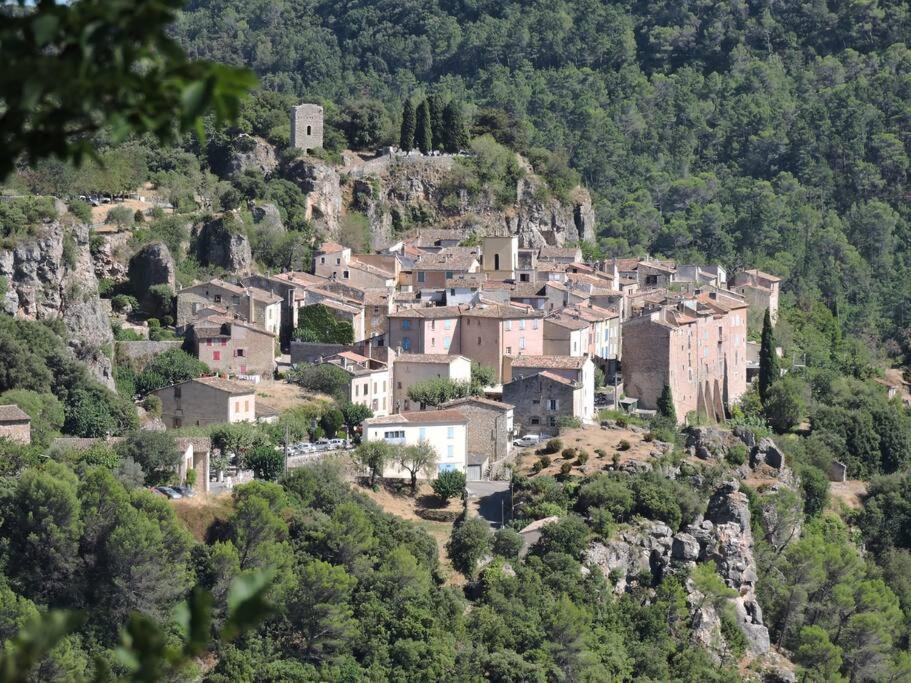 Chateaudouble : Appartement Au Calme Bagian luar foto