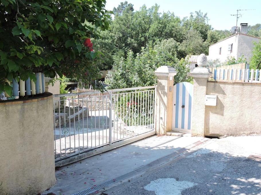 Chateaudouble : Appartement Au Calme Bagian luar foto